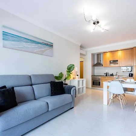 Lindsay Apartment *